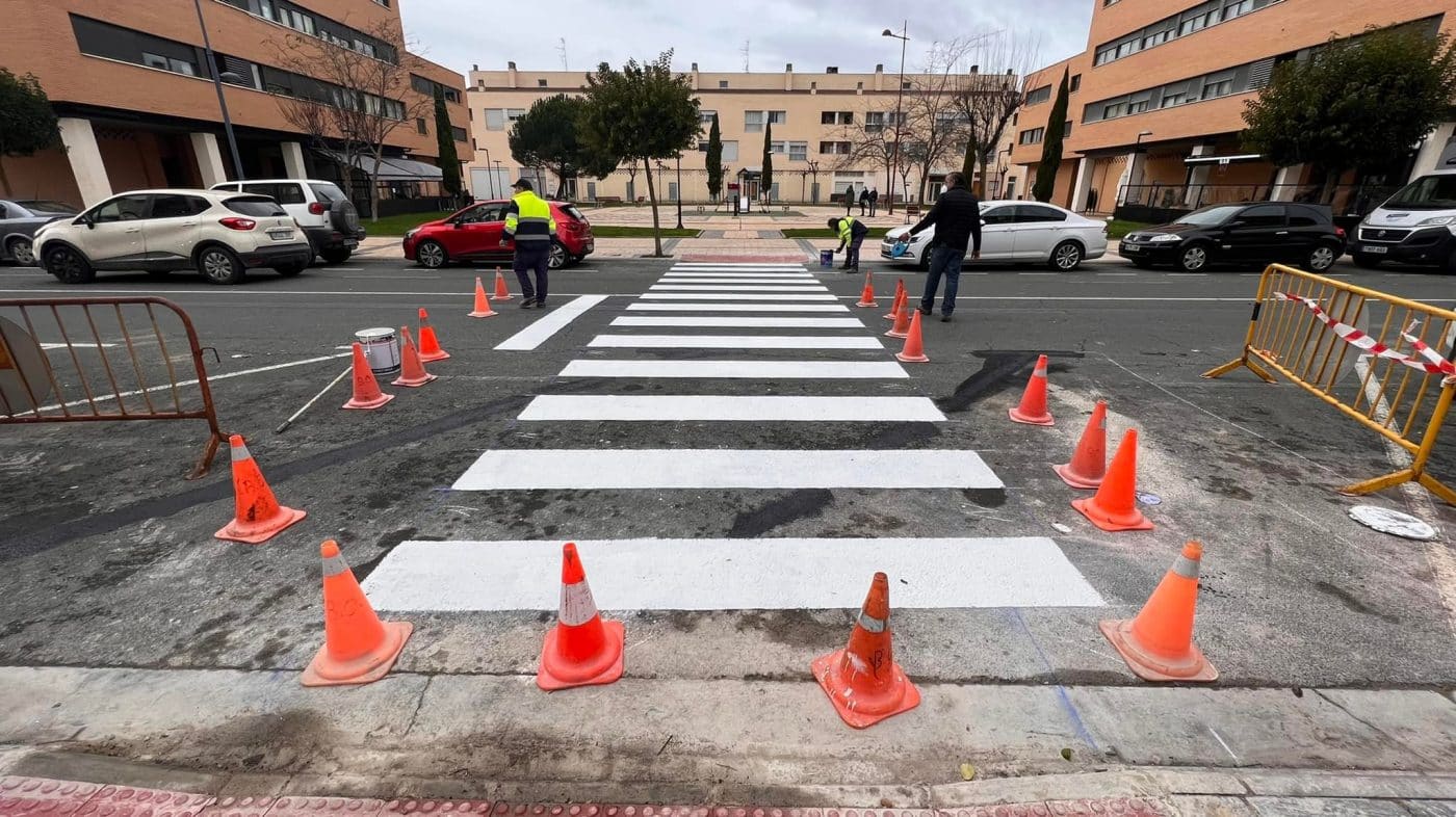 La Brigada de Obras de Haro ultima la instalación de los nuevos pasos de peatones en El Mazo 2