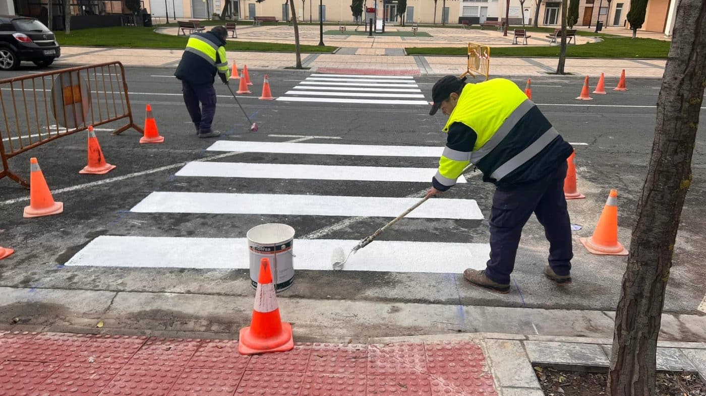 La Brigada de Obras de Haro ultima la instalación de los nuevos pasos de peatones en El Mazo 3