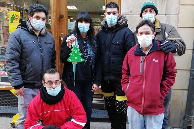 Participantes de los centros de inserción social en La Rioja Alta y La Rioja Baja reparten adornos navideños 3