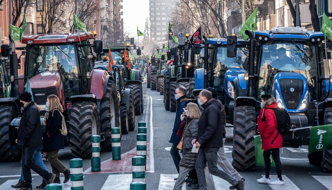 FOTOS: Los tractores toman las calles en defensa del campo riojano 3 FOTOS: Los tractores toman las calles en defensa del campo riojano 3