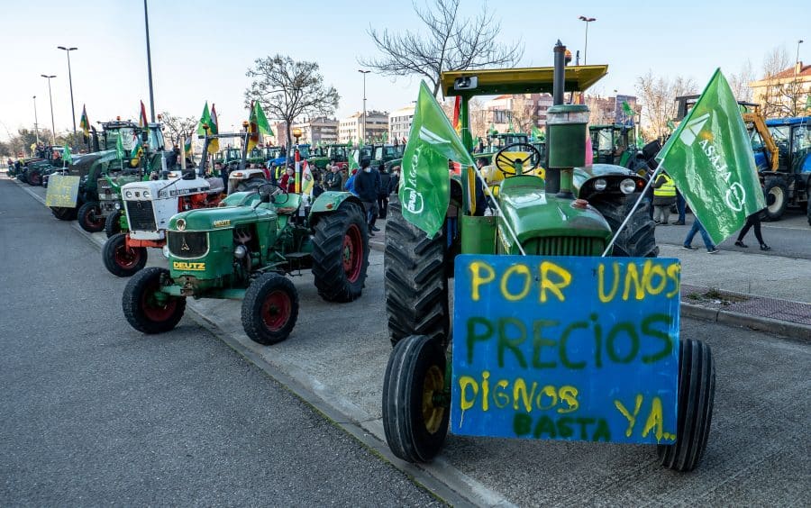 FOTOS: Los tractores toman las calles en defensa del campo riojano 17