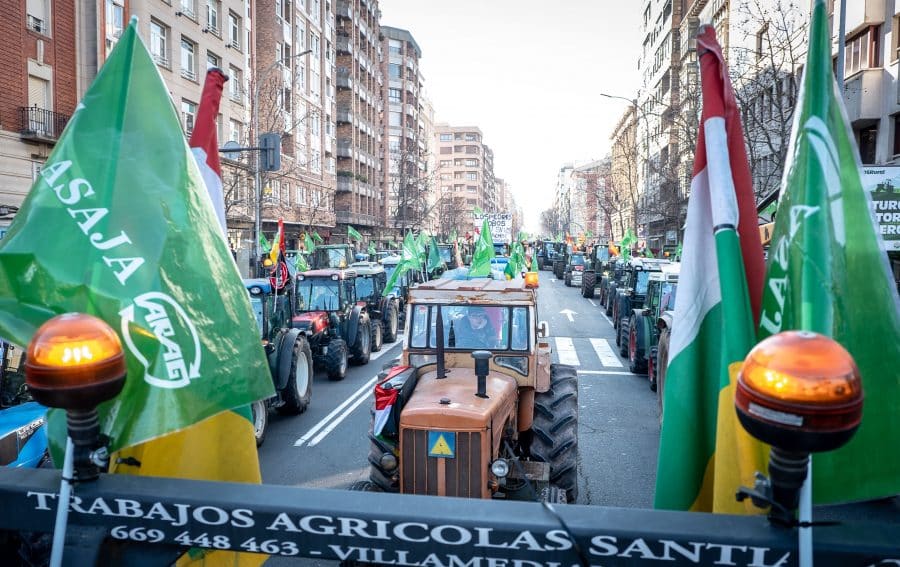 FOTOS: Los tractores toman las calles en defensa del campo riojano 16