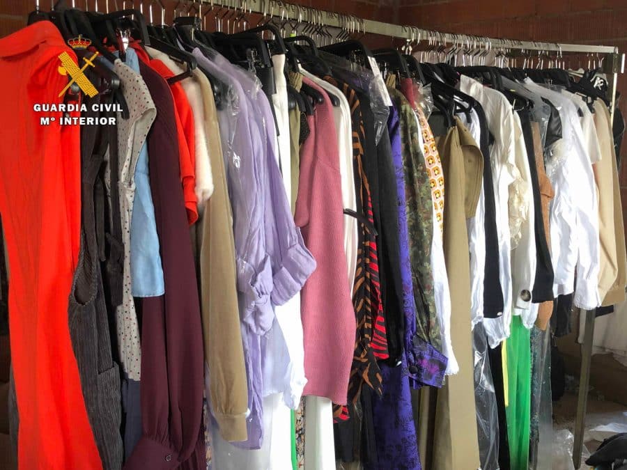 La Guardia Civil investiga a seis personas por apropiación indebida y receptación de prendas de ropa 7