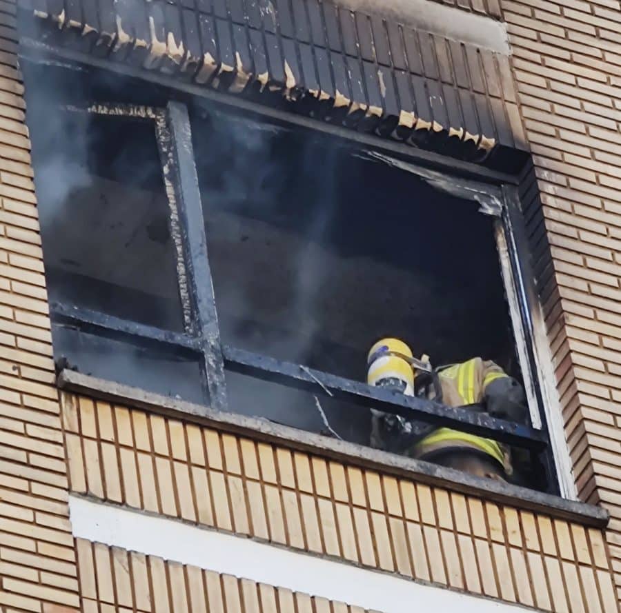 Los bomberos sofocan un incendio en una vivienda de Logroño 2