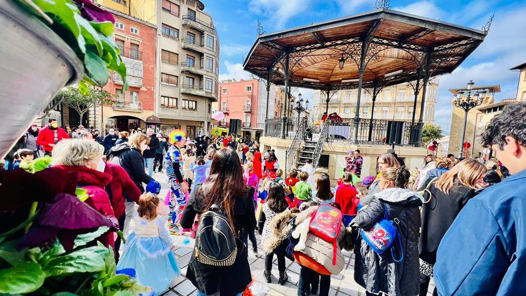 Cerca de 200 niños participan en el Carnaval Infantil de Haro 5