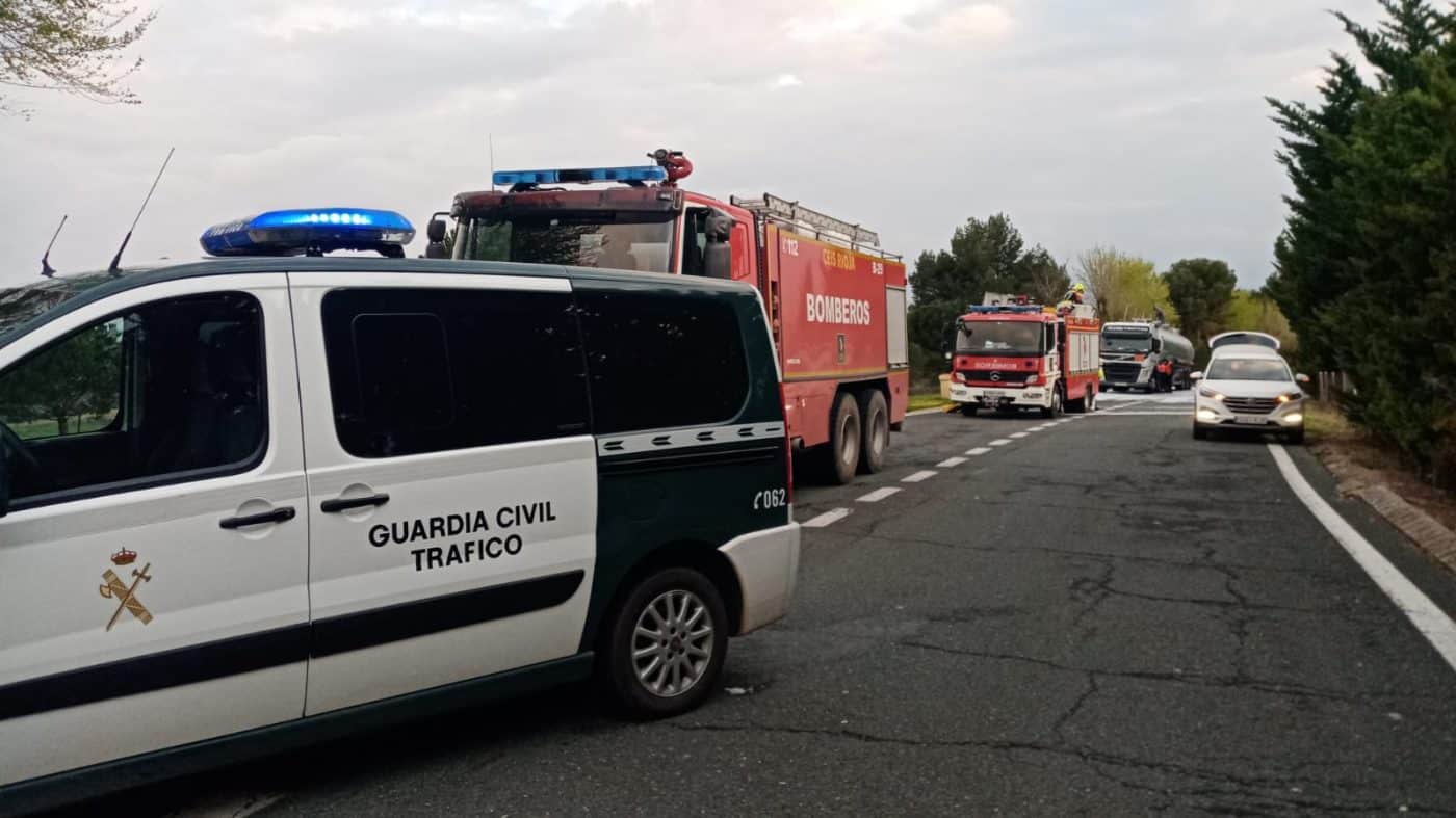 Bomberos del CEIS Rioja atajan la fuga de mercancías peligrosas de un camión en la AP-68 en Haro 1