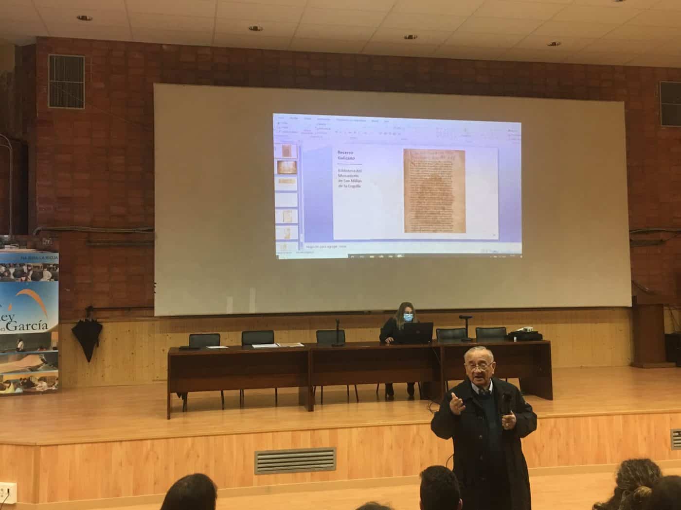 García Turza ofrece una charla sobre los orígenes de castellano al alumnado de Bachillerato del IES Rey Don García 1