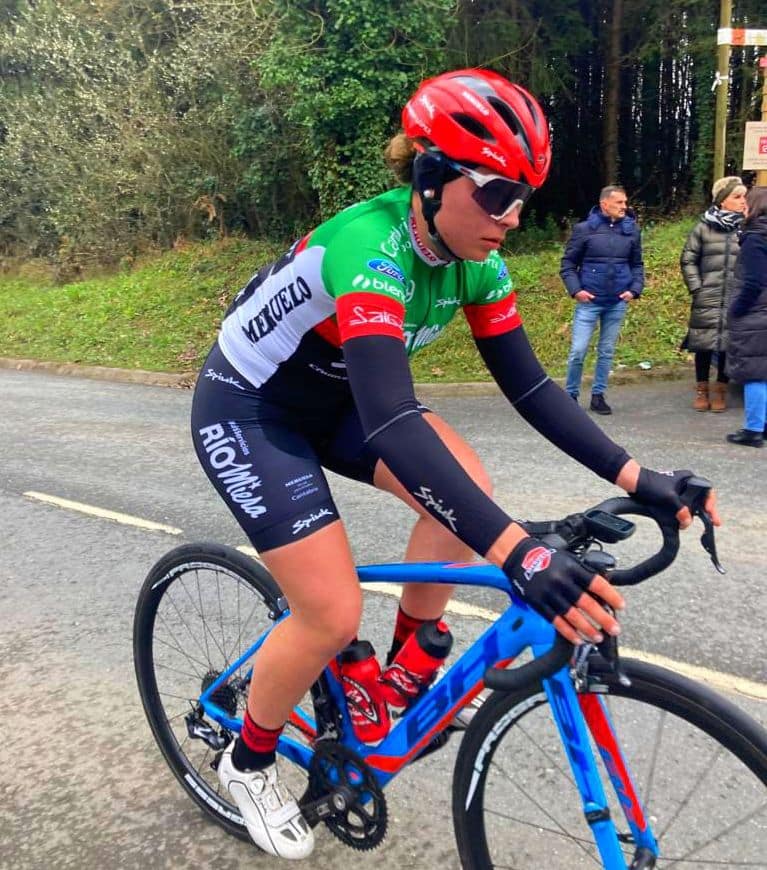 María López se presenta junto a su equipo, el Club Ciclista Meruelo 1