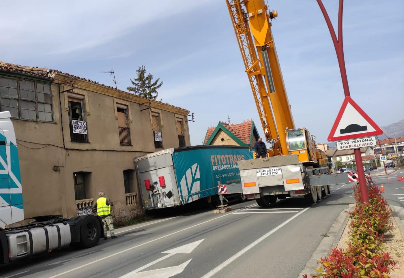 Un camión pierde el remolque, que acaba chocando contra un edificio en Haro 3