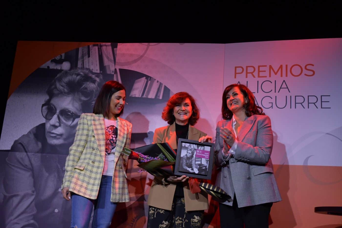 El PSOE La Rioja homenajea a Alicia Izaguirre premiando a Carmen Calvo y Mujeres en el Arte 1