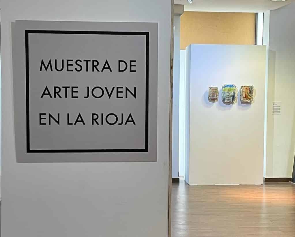 Estudiantes de la Universidad de la Experiencia en Haro visitan la Muestra de Arte Joven en El Torreón 1