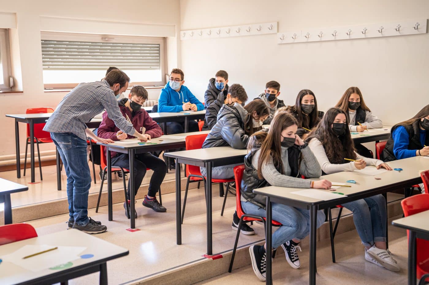 Estudiantes del IES Ciudad Haro participan en talleres de química, matemática e informática en la UR 1