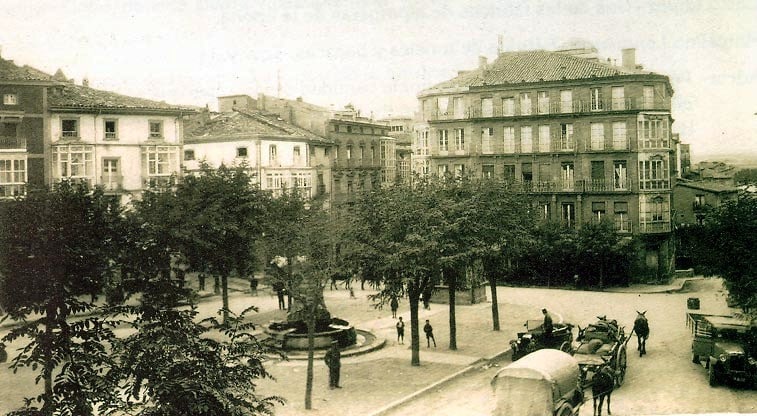 Fuente de la Plaza de la Paz pocas fechas antes de su demolición. Archivo F.F.R