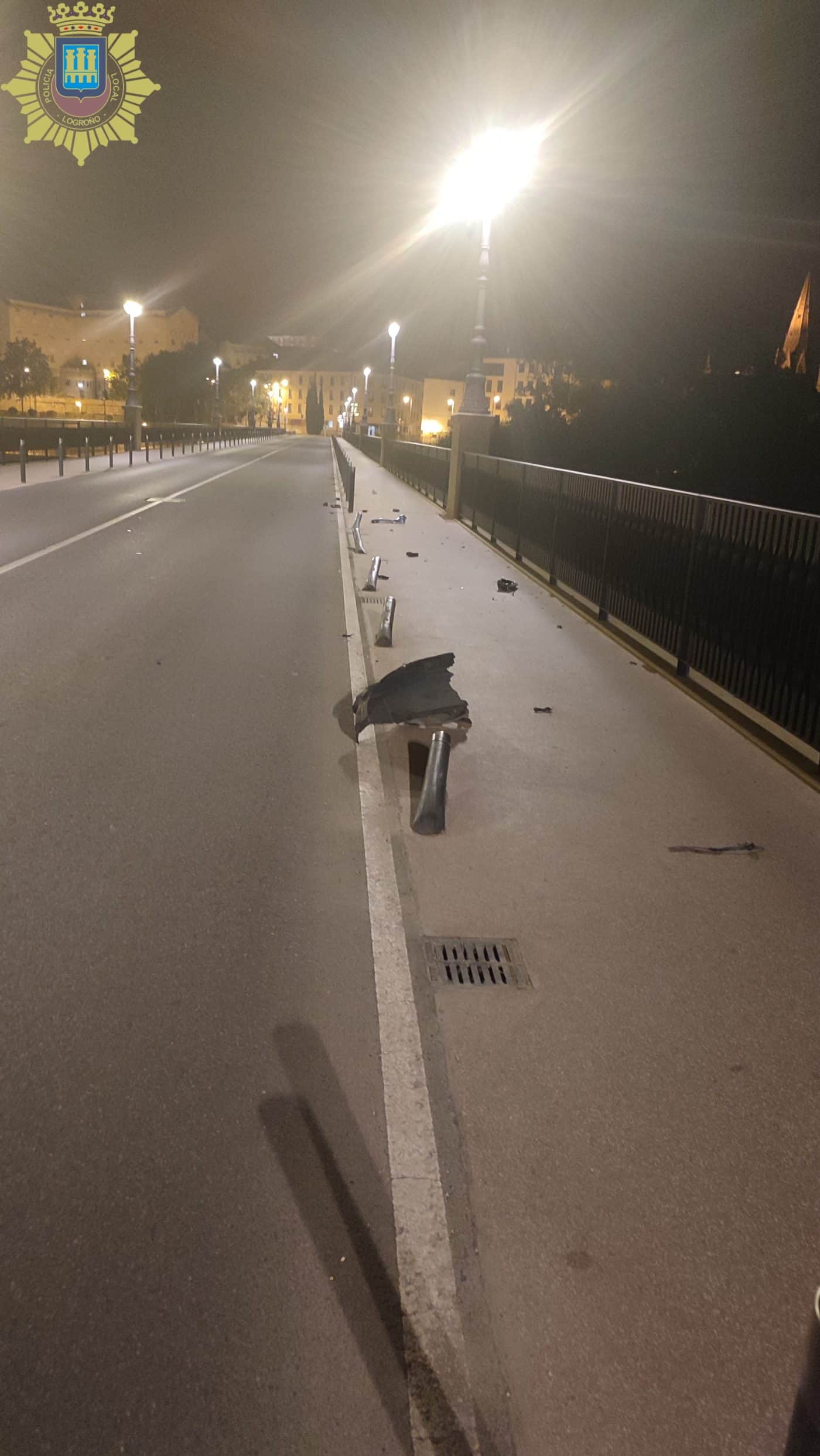 Localizada la conductora que destrozó con su vehículo cinco bolardos del Puente de Piedra en Logroño 2