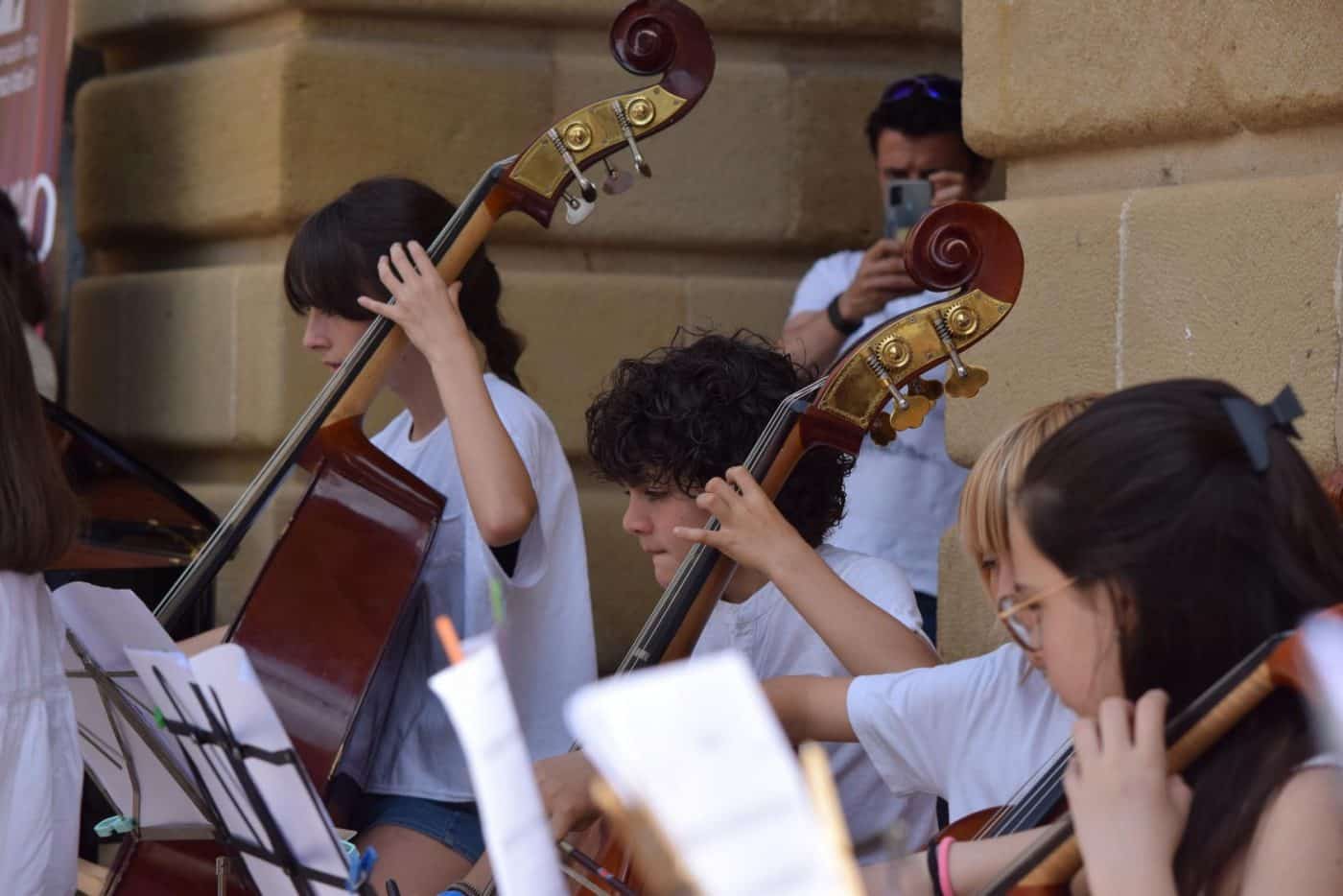 FOTOS: El Conservatorio Lucrecia Arana celebra el fin de curso sacando la música a la calle 10