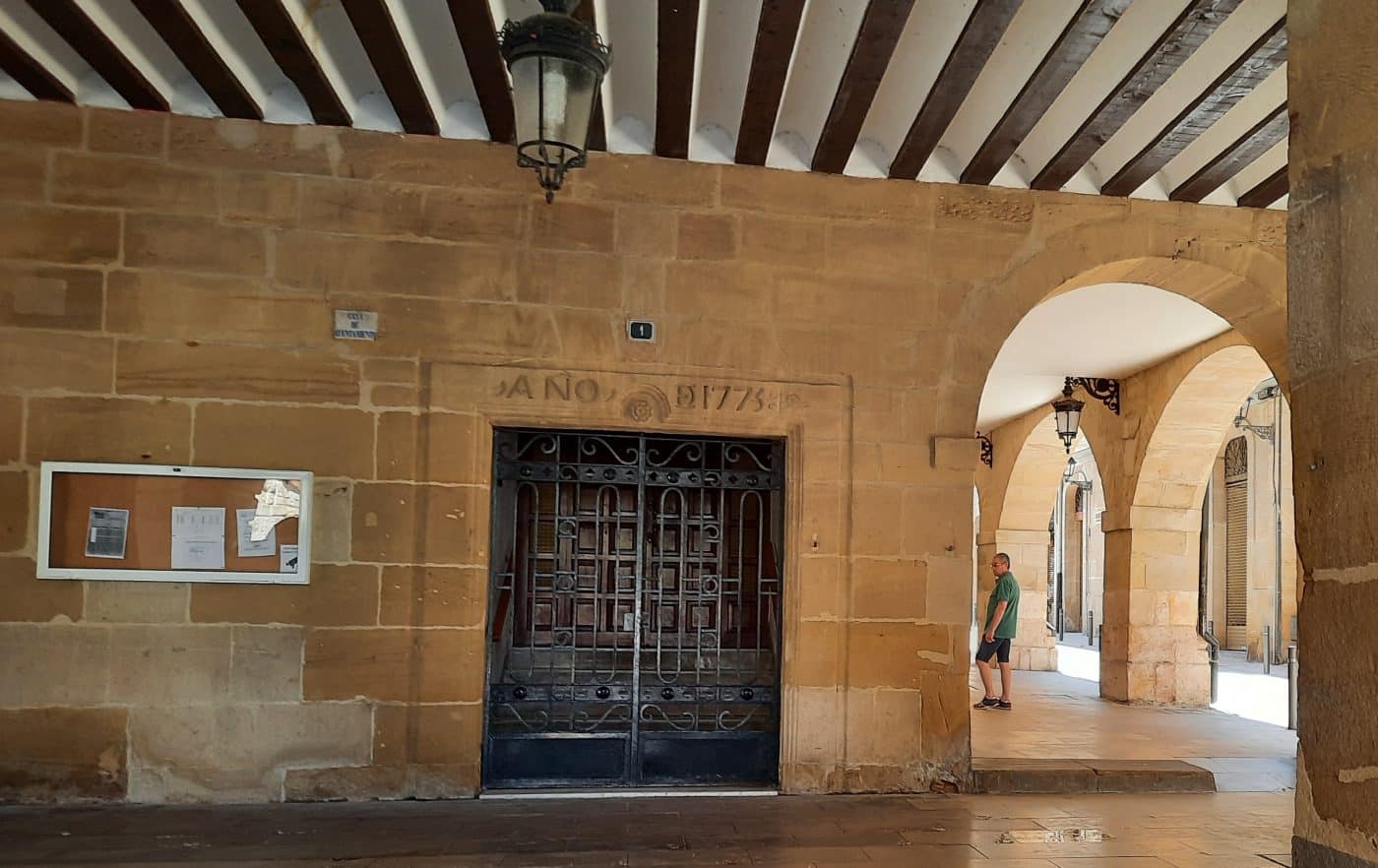 Antigua puerta de acceso al Ayuntamiento y a la pretendida Caja de Ahorros Municipal de Haro | Foto: Fernando de la Fuente