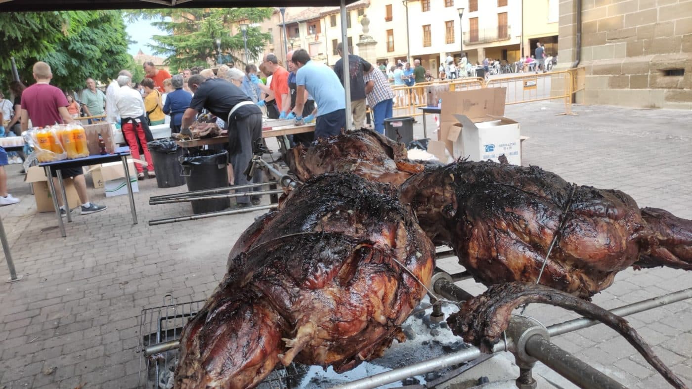 Casalarreina cierra sus fiestas de San Vitores con una multitudinaria degustación de ternera asada 12