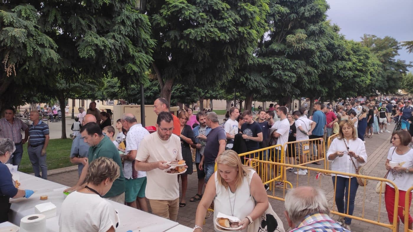 Casalarreina cierra sus fiestas de San Vitores con una multitudinaria degustación de ternera asada 14