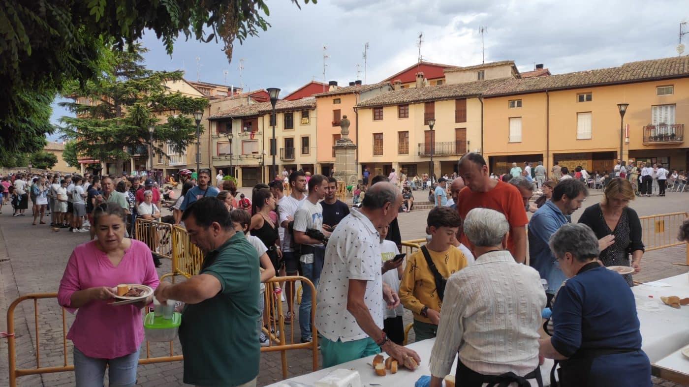 Casalarreina cierra sus fiestas de San Vitores con una multitudinaria degustación de ternera asada 8