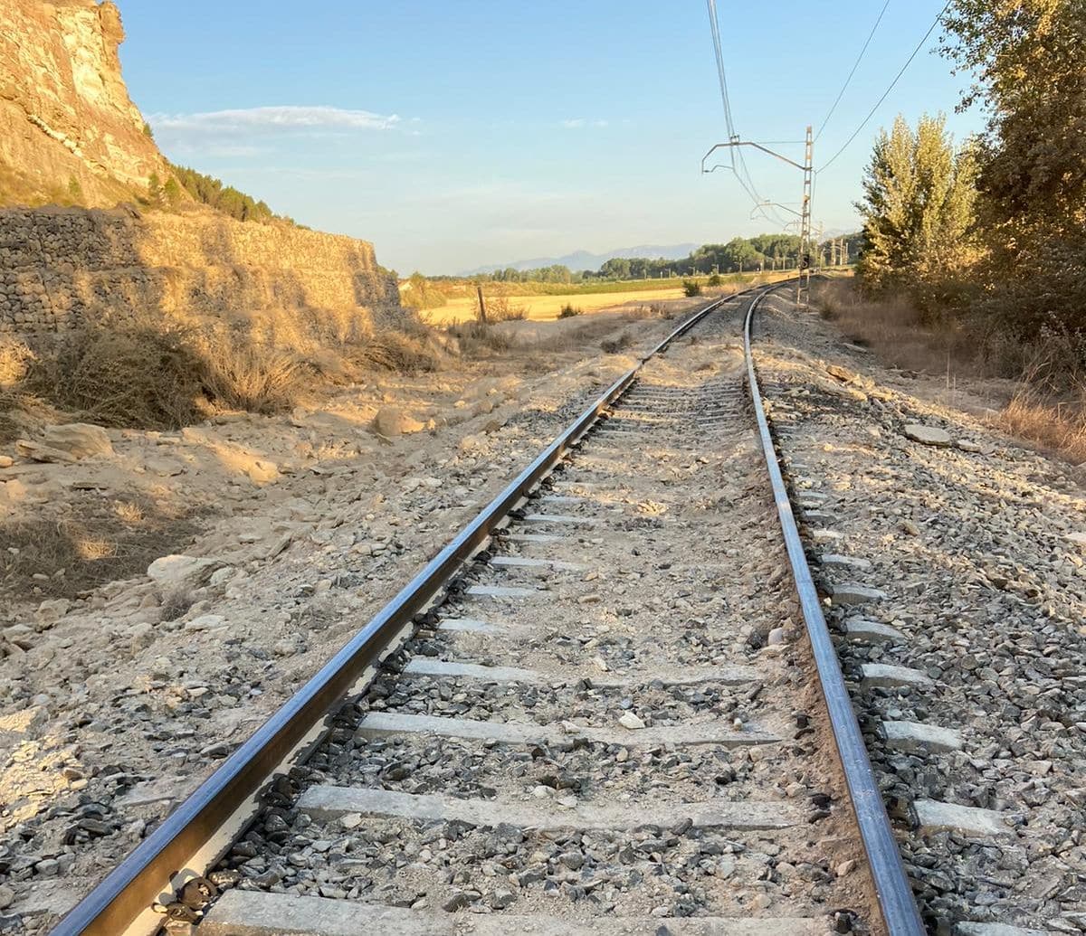 Un desprendimiento de tierra obliga a cortar el tráfico ferroviario entre Logroño y Zaragoza 4