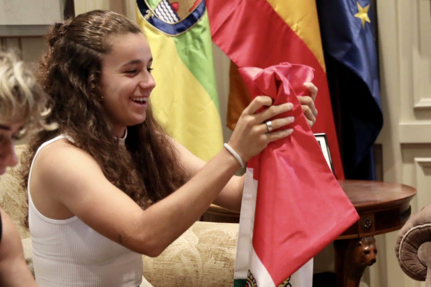 Andreu recibe a Ana Tejada, flamante campeona del mundo 1