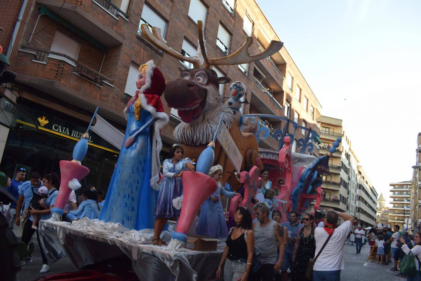 Desfile de carrozas en Haro para seguir celebrando las fiestas de la Vega 11