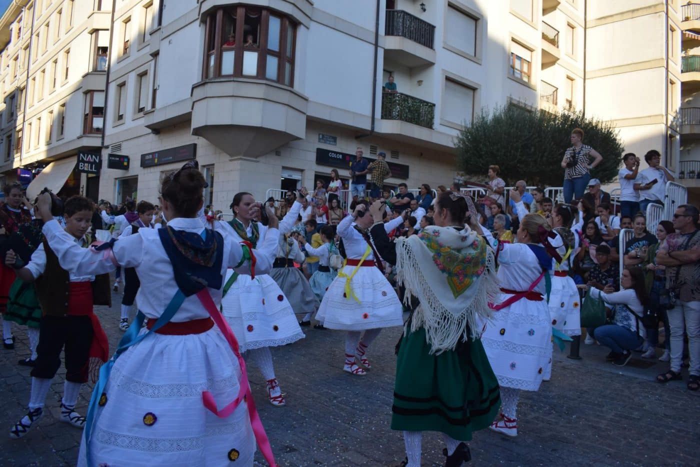 Desfile de carrozas en Haro para seguir celebrando las fiestas de la Vega 12