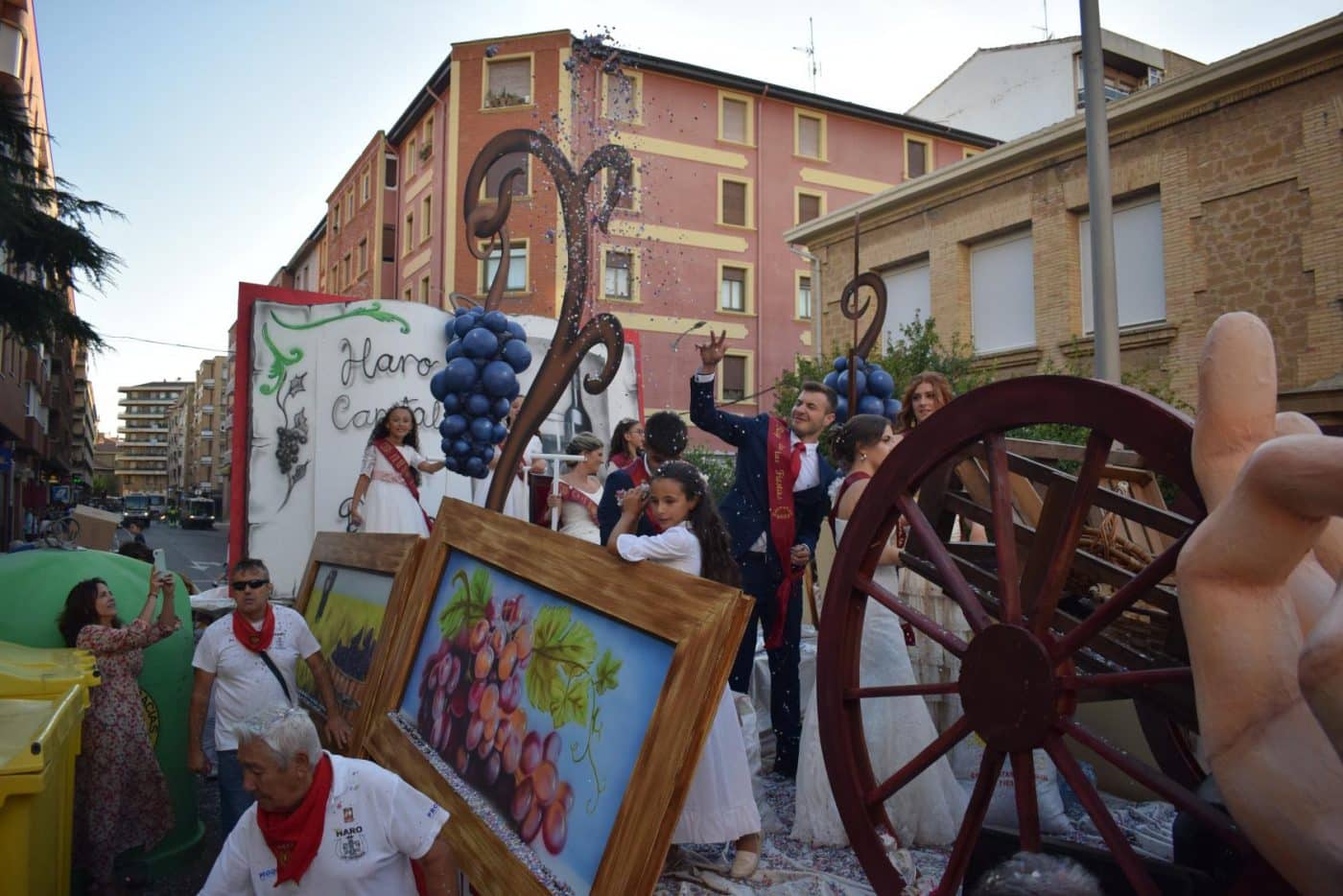 Desfile de carrozas en Haro para seguir celebrando las fiestas de la Vega 2