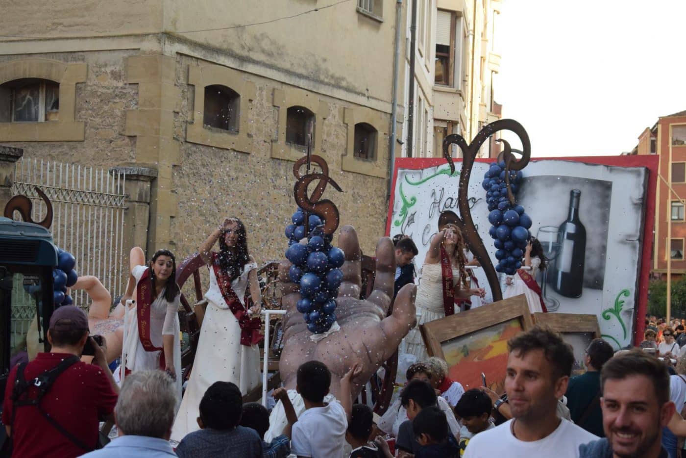 Desfile de carrozas en Haro para seguir celebrando las fiestas de la Vega 20