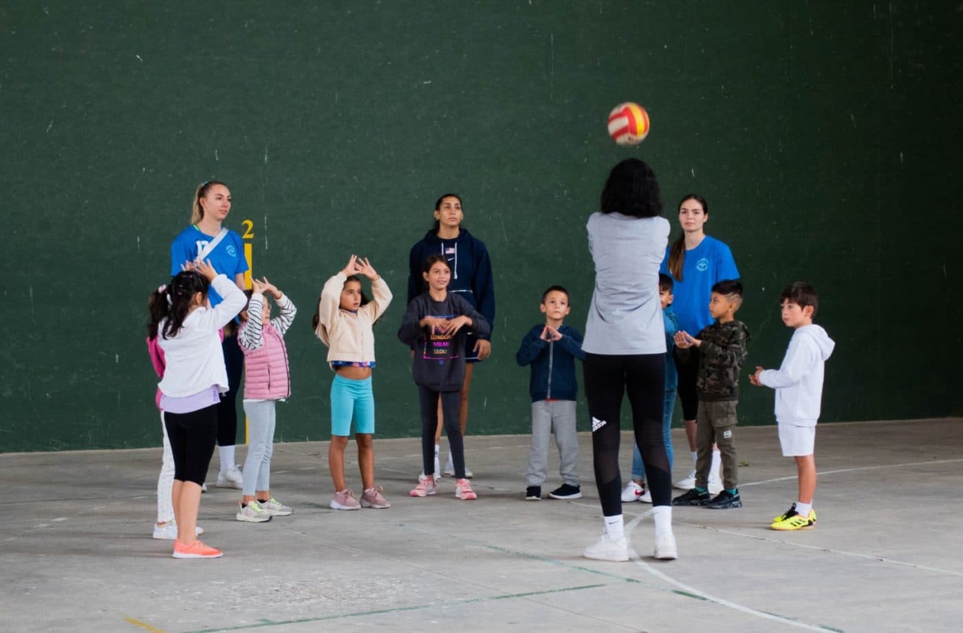 El OCISA Haro promueve el voleibol en Cuzcurrita de Río Tirón 1