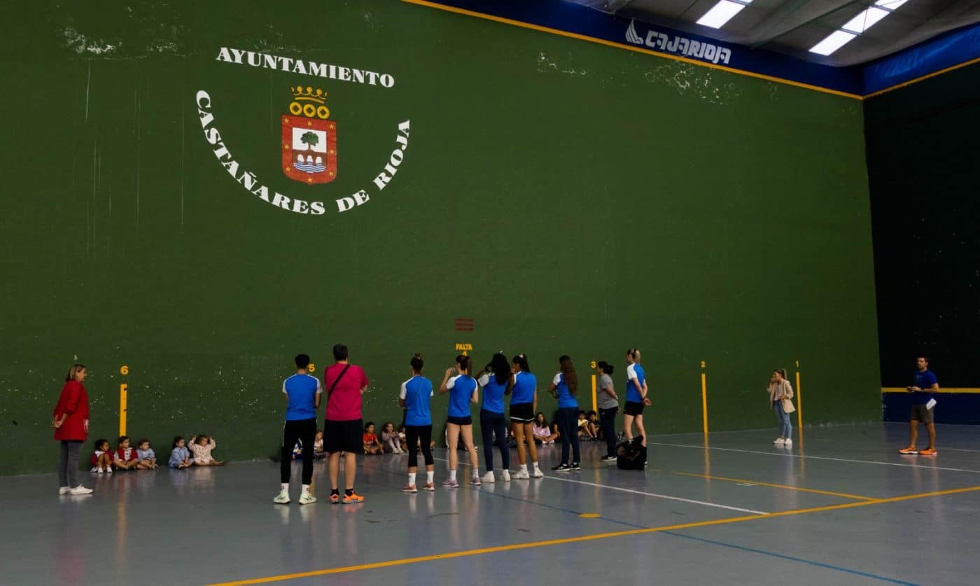 El OCISA Haro visita Castañares para promover el voleibol entre los más pequeños 4