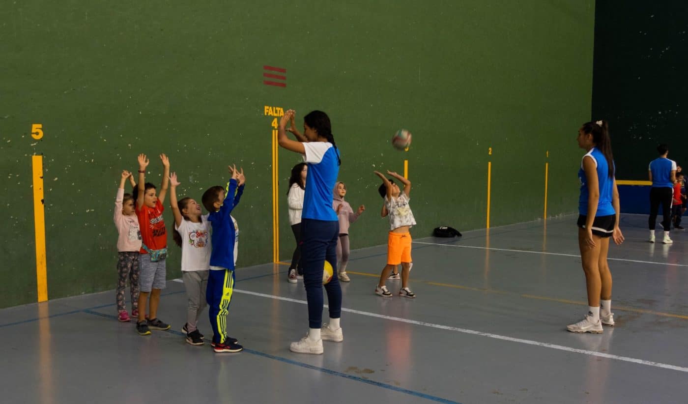 El OCISA Haro visita Castañares para promover el voleibol entre los más pequeños 5