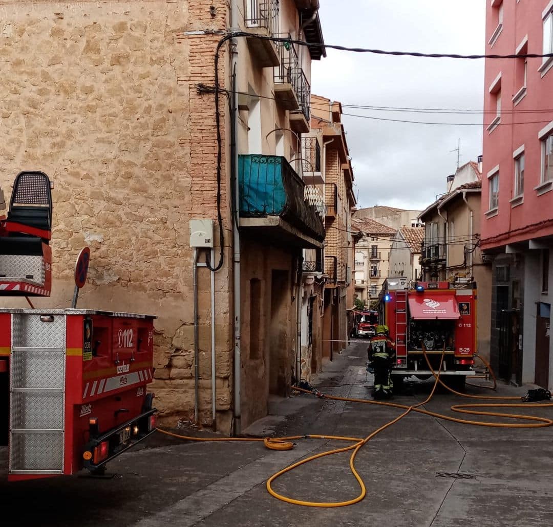 Bomberos de Haro y Nájera ayudan en el desalojo de cinco personas en un incendio en Cenicero 1