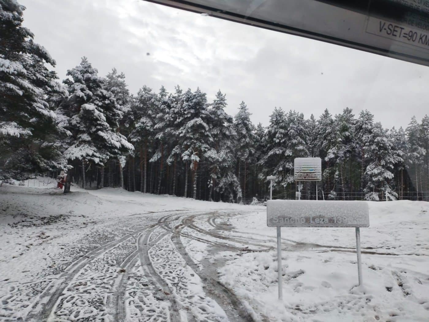 Cuatro equipos trabajan en las carreteras de La Rioja por la presencia de nieve y hielo 3