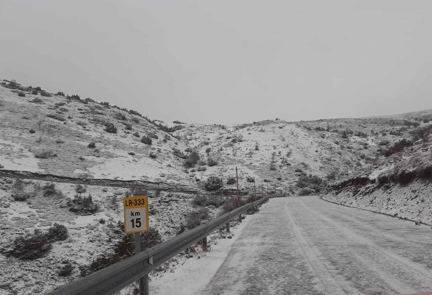 Cuatro equipos trabajan en las carreteras de La Rioja por la presencia de nieve y hielo 2