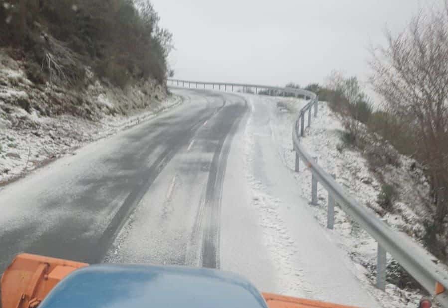 Primeras incidencias por nieve en las carreteras de La Rioja 2