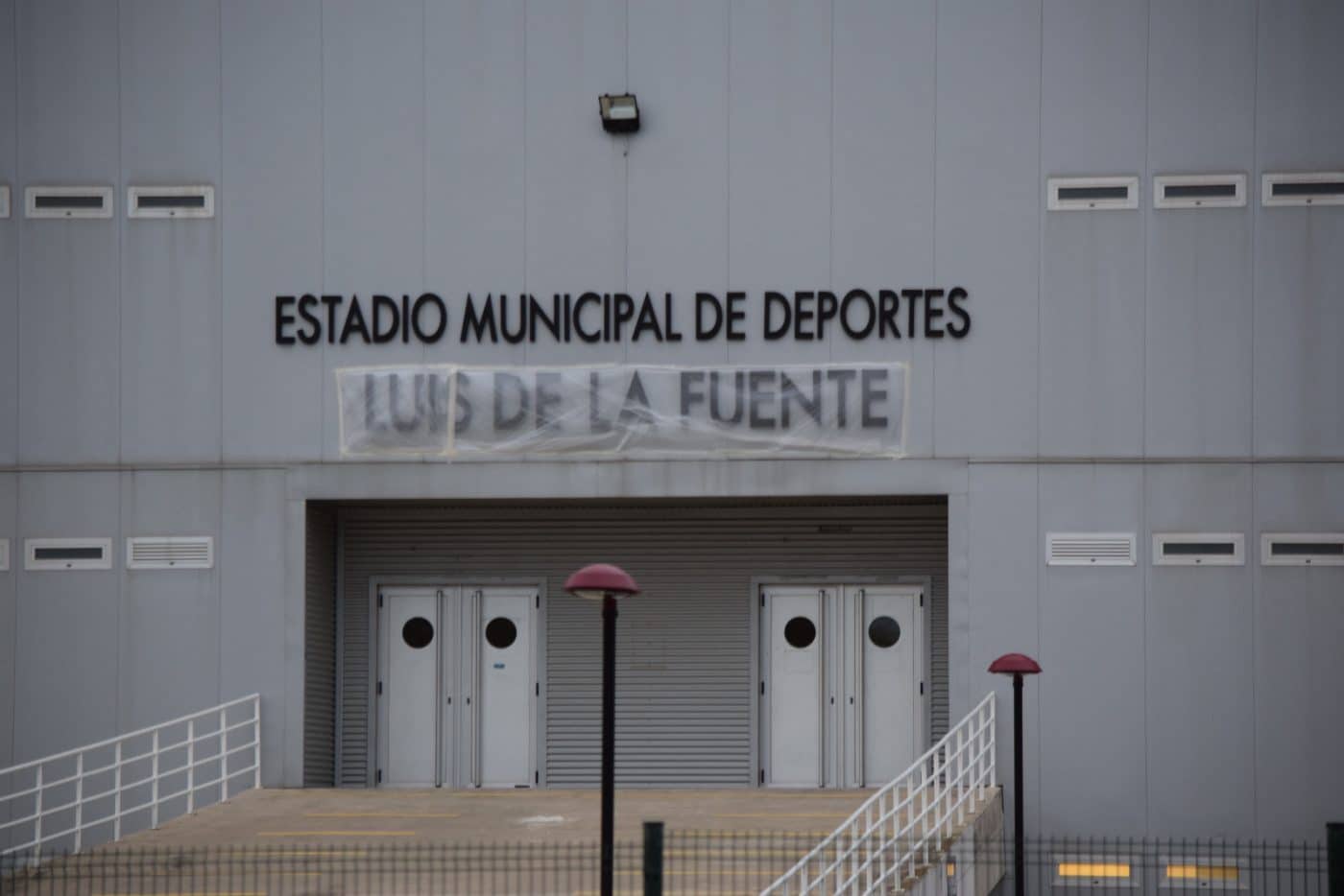 El Mazo cambia de nombre: estadio municipal de deportes Luis de la Fuente 1 El Mazo cambia de nombre: estadio municipal de deportes Luis de la Fuente 1