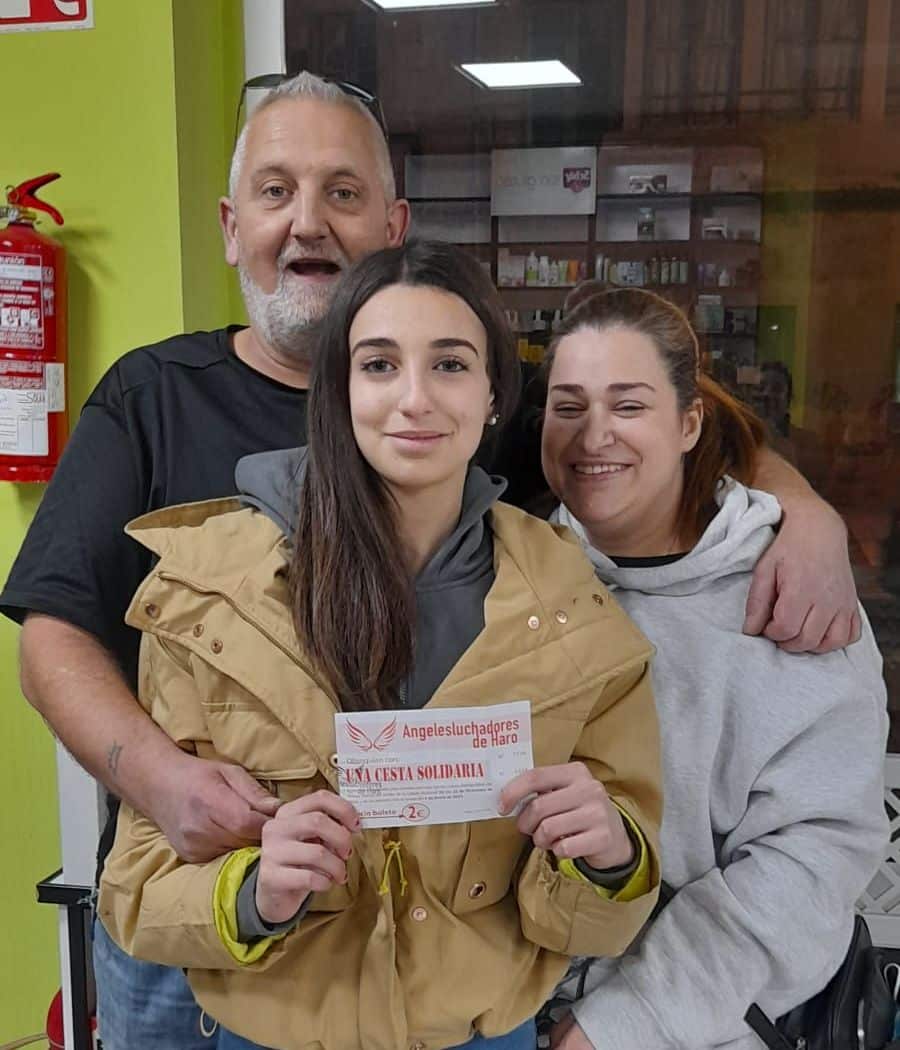 La ganadora de la supercesta de Navidad de los Ángeles Luchadores de Haro recoge su premio 1 La ganadora de la supercesta de Navidad de los Ángeles Luchadores de Haro recoge su premio 1