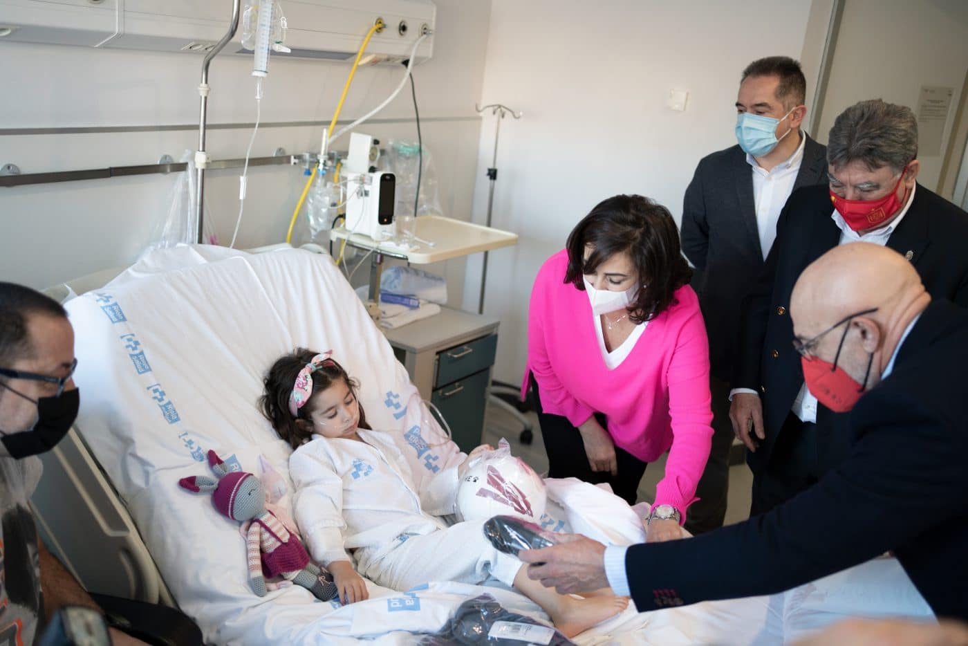 Luis de la Fuente visita a los niños hospitalizados en el San Pedro 3