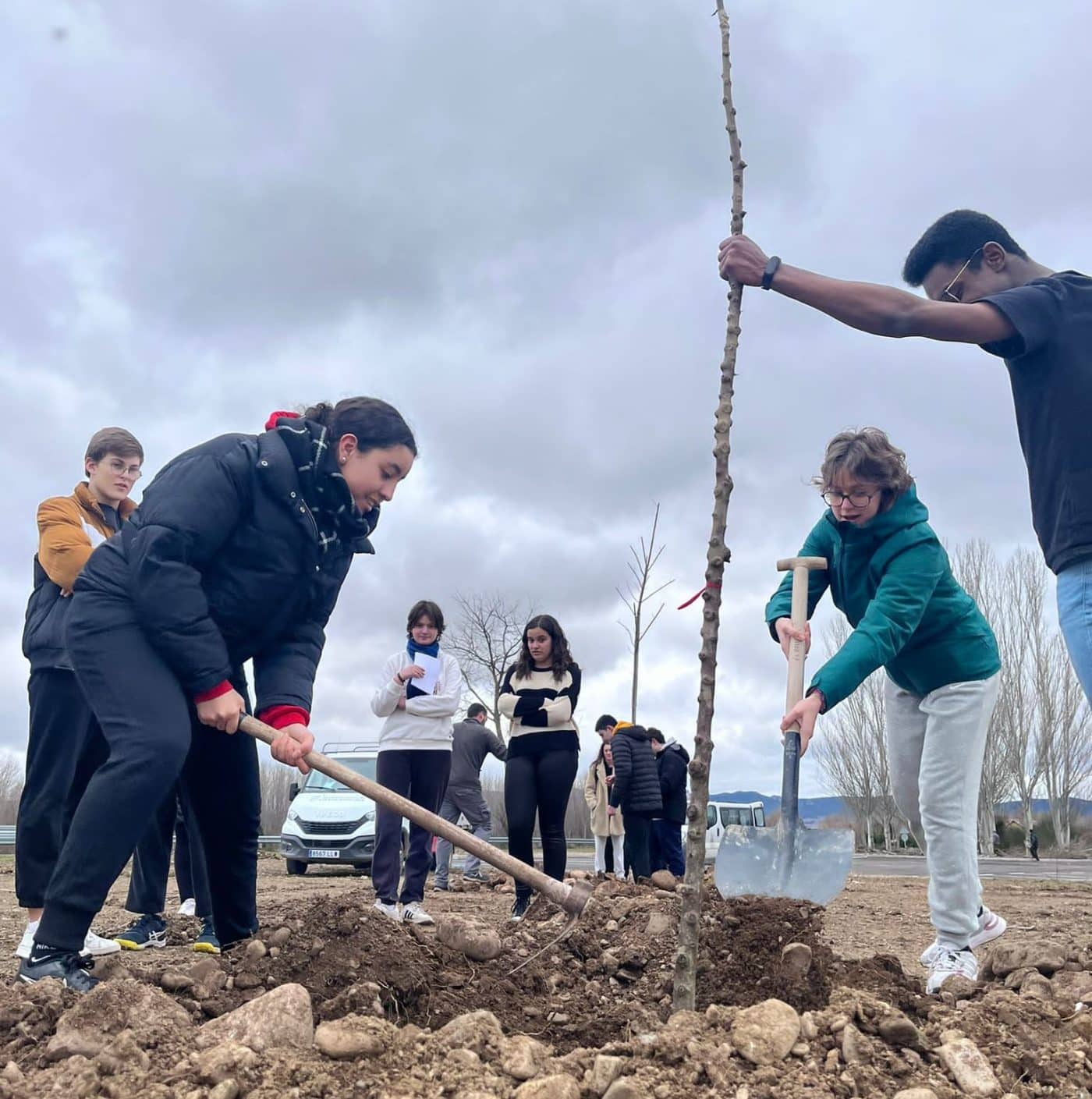 Alumnos del IES Ciudad de Haro plantan árboles en Casalarreina 1 Alumnos del IES Ciudad de Haro plantan árboles en Casalarreina 1