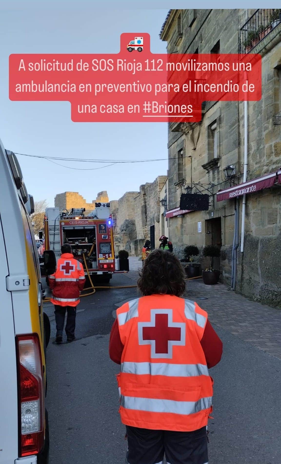 Los bomberos rescatan a una mujer de un incendio en una casa de Briones 1