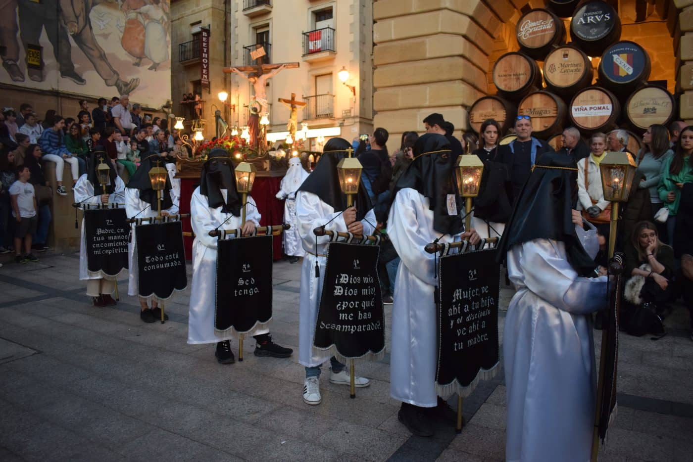 FOTOS: La procesión del Santo Entierro vuelve a llenar de público las calles de Haro 1