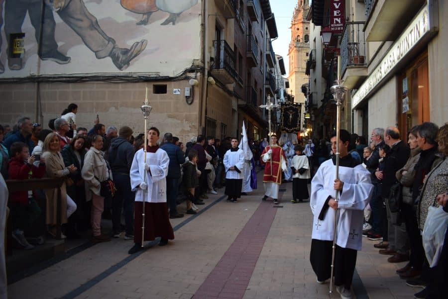 La multitud asiste con fervor a la procesión de la Santa Cena en Haro 16