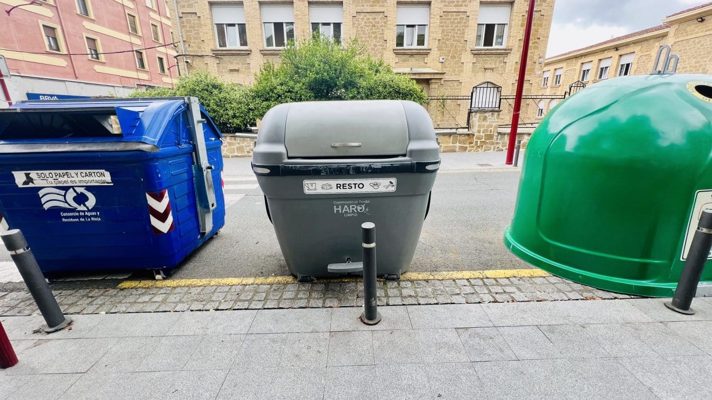 Haro inicia la renovación de un centenar de contenedores de basura 1 Haro inicia la renovación de un centenar de contenedores de basura 1