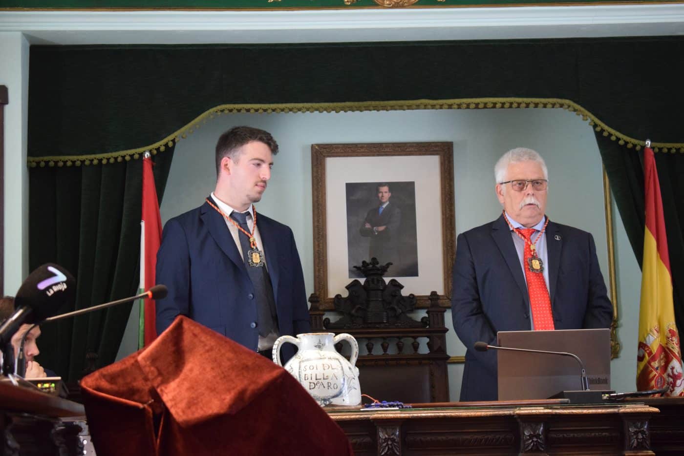 Guadalupe Fernández recoge el bastón de mando en Haro 11 Guadalupe Fernández recoge el bastón de mando en Haro 11