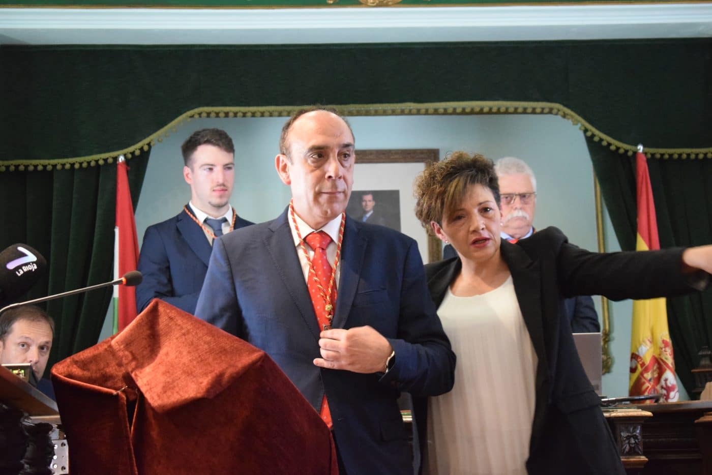 Guadalupe Fernández recoge el bastón de mando en Haro 17 Guadalupe Fernández recoge el bastón de mando en Haro 17