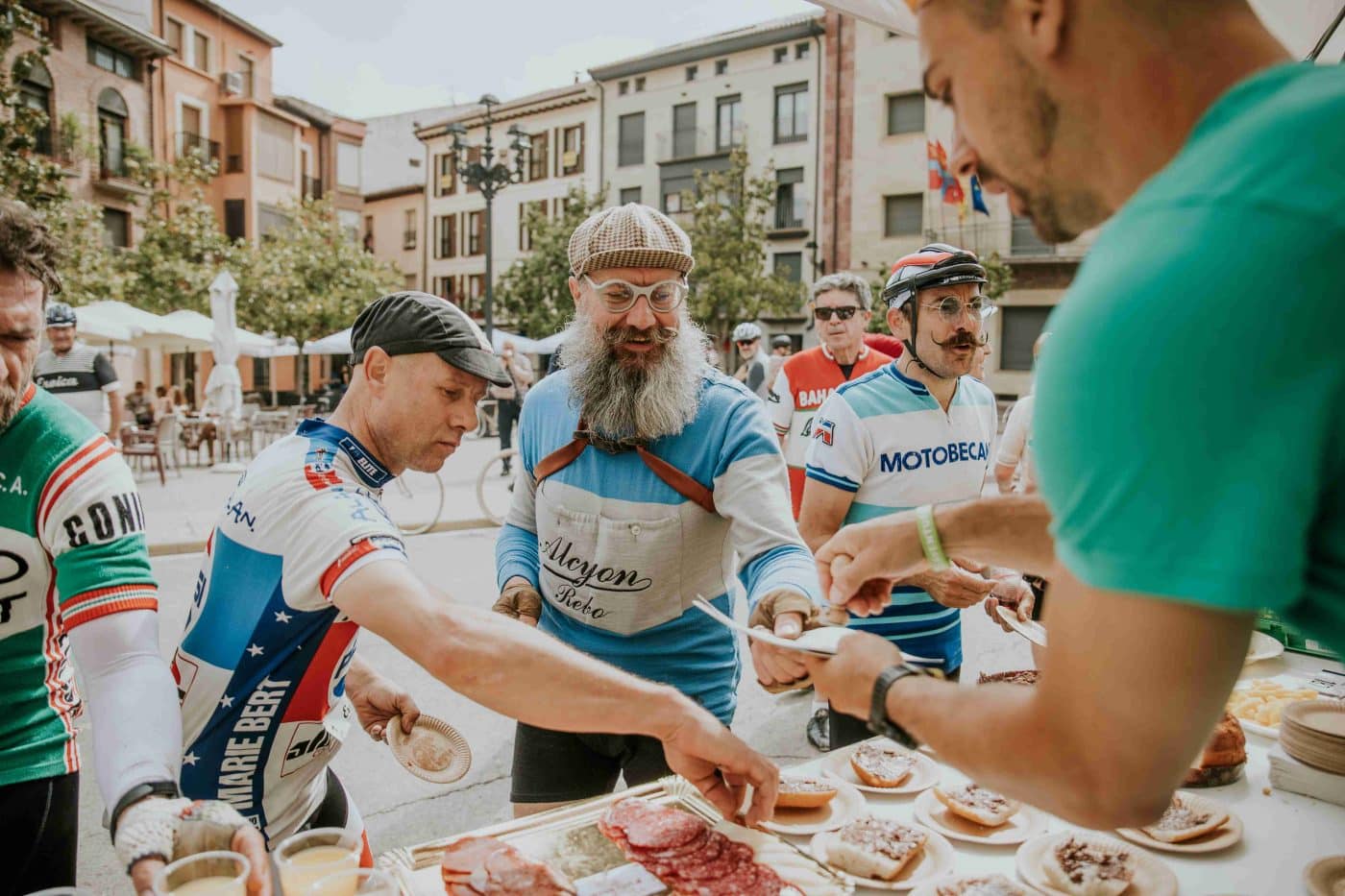 Más de 600 'eroicos' vuelven a brindar en Haro por el ciclismo de antaño 1