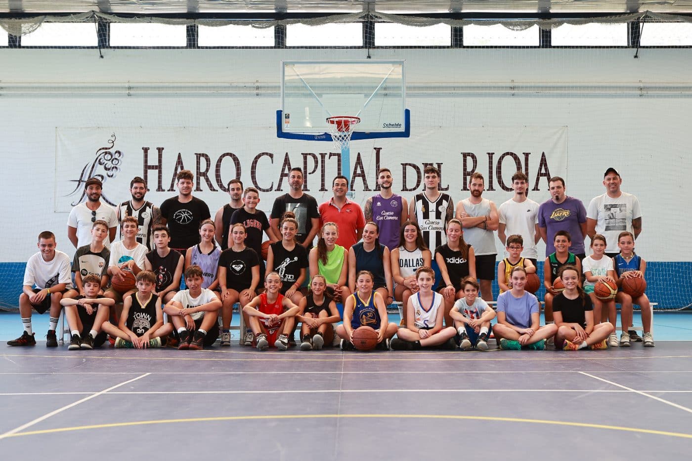 El campus del Club Baloncesto Haro finaliza con la visita sorpresa de 'La Bomba' Navarro 1