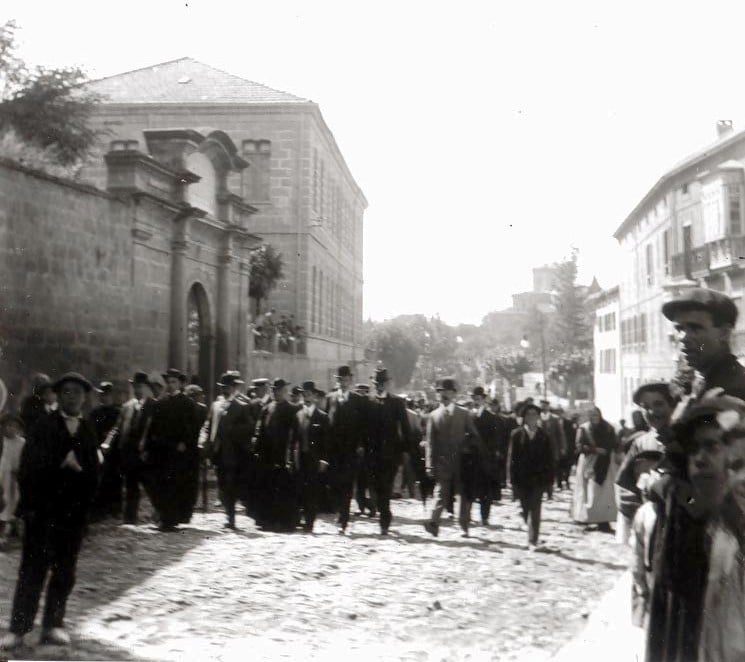 Peregrinación Mariana de 1905, donde se aprecia el edificio Escuela recién finalizado | Foto: Archivo Fernando de la Fuente