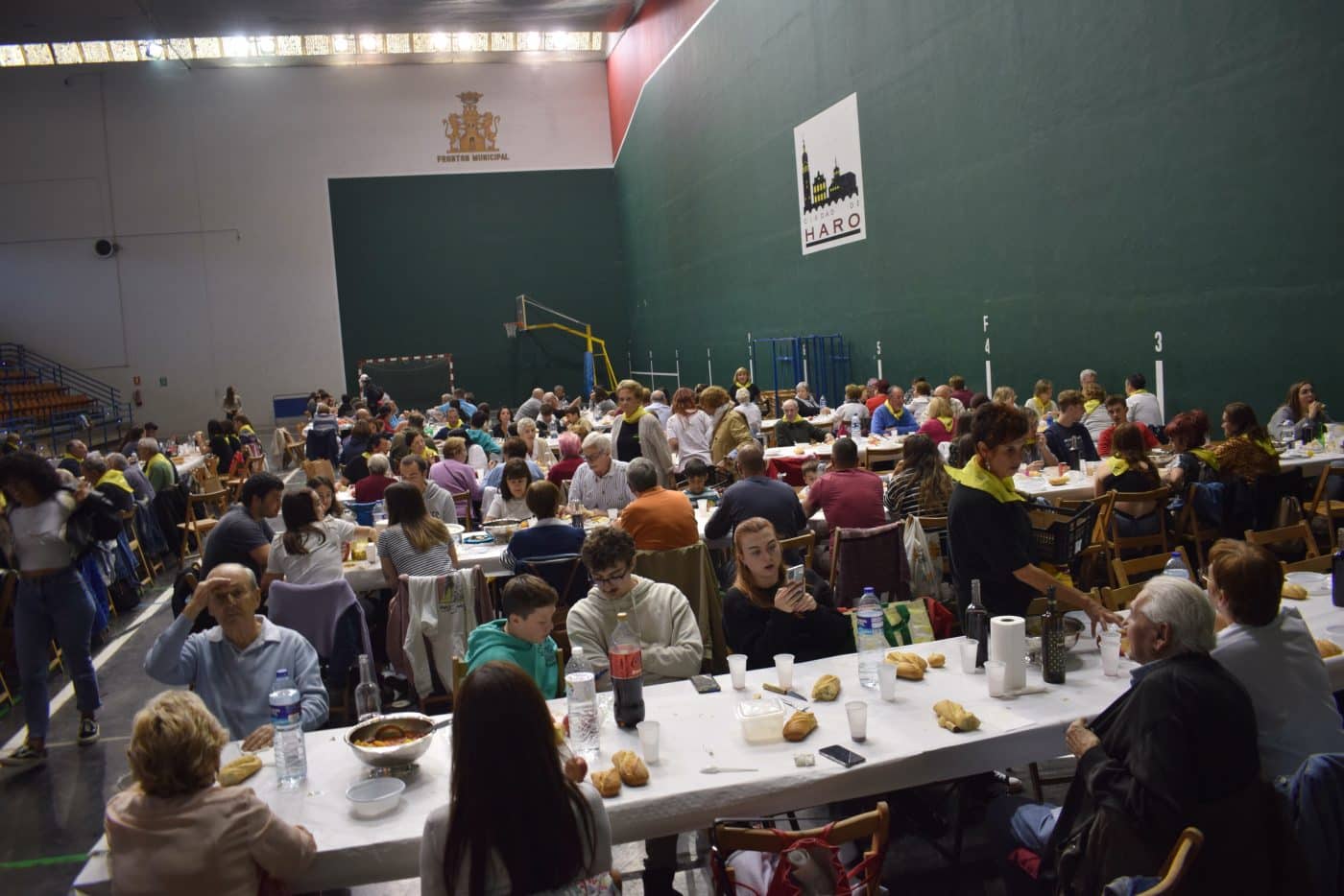Más de 250 personas disfrutan de la comida del Barrio de las Huertas en El Ferial 2
